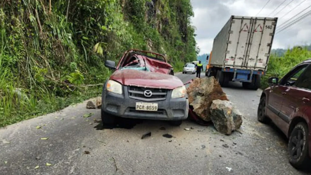 Vía Alóag - Santo Domingo cerrada por siniestro de tránsito